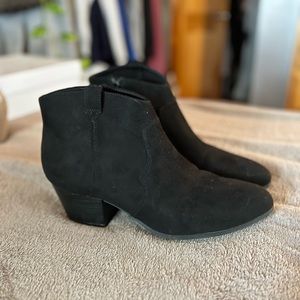 women’s black heeled boots